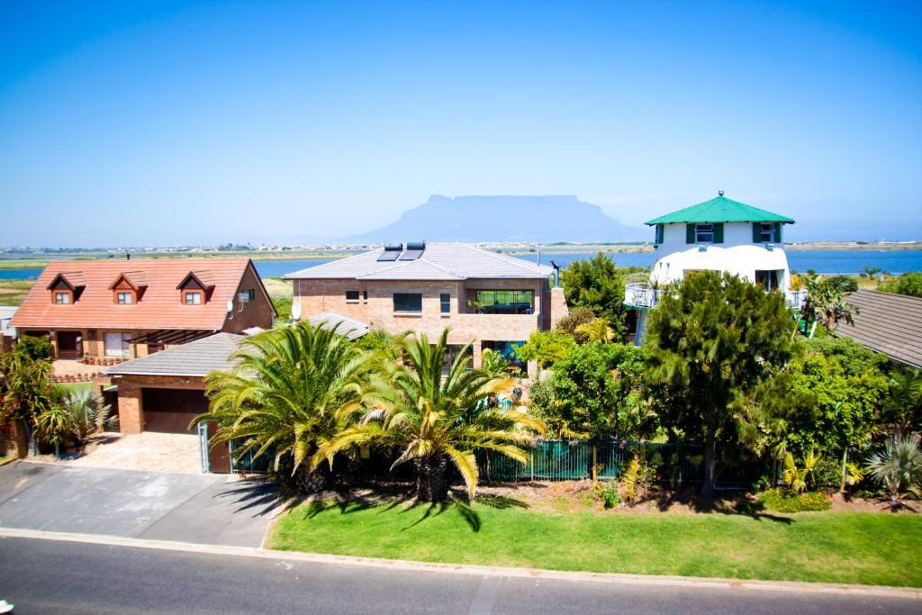 Cape Oasis Guesthouse Bloubergstrand Buitenkant foto