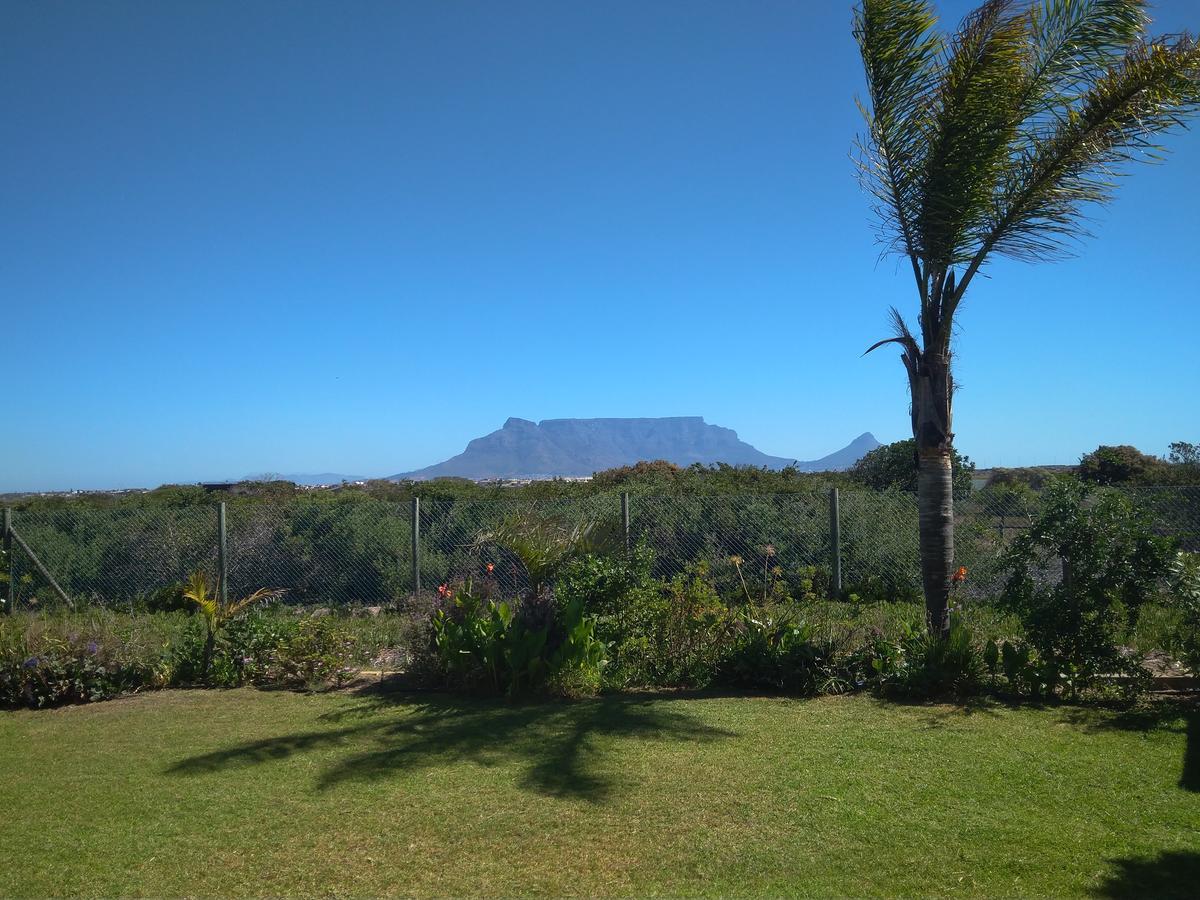 Cape Oasis Guesthouse Bloubergstrand Buitenkant foto